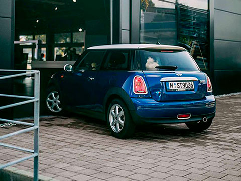 Vediamo una MINI blu all'entrata di un Centro MINI Service